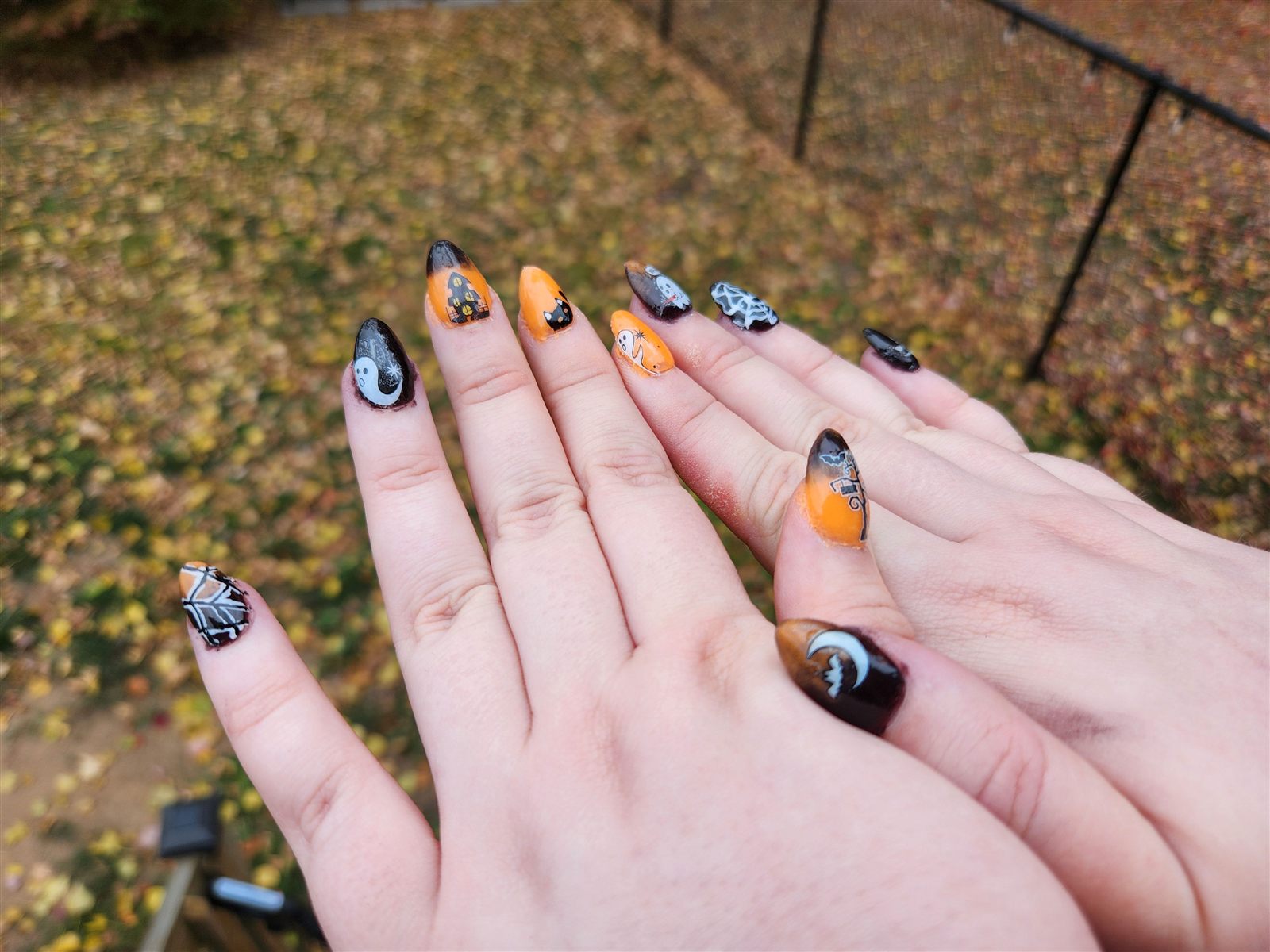 Manucure à motifs d'Halloween réalisée par Atelier Mordikus